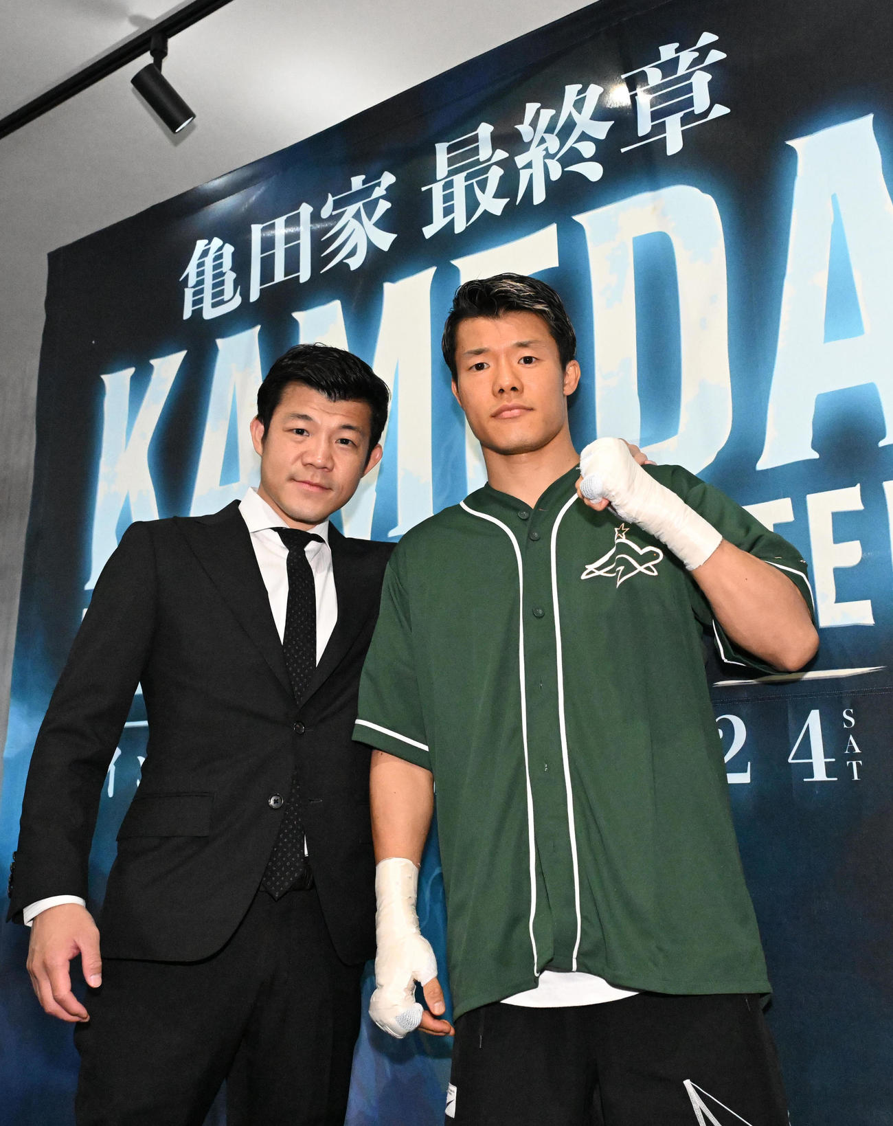 世界戦に挑む亀田和毅（左）。プロモーターの兄、亀田興毅（撮影・石井愛子）