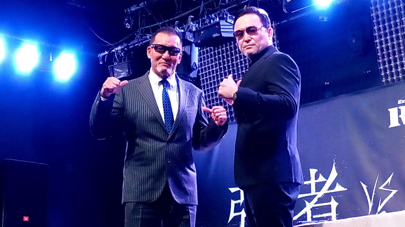 全身黒で登場したRISE伊藤隆代表（右）は蝶野正洋の普通のスーツに「逆じゃないですか！」