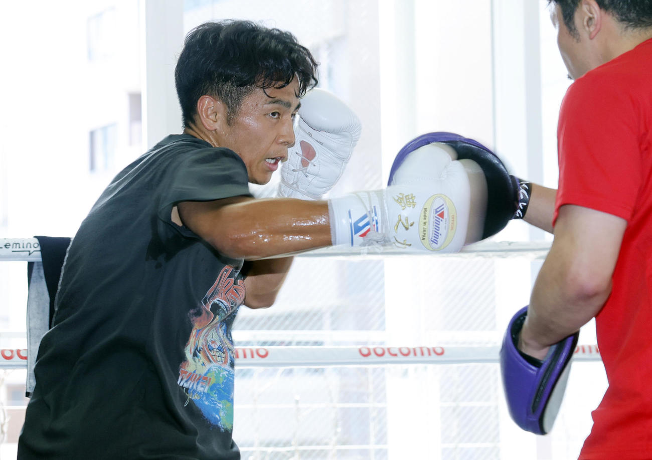 練習を公開したWBO世界バンタム級王者の武居。右は八重樫トレーナー（撮影・野上伸悟）
