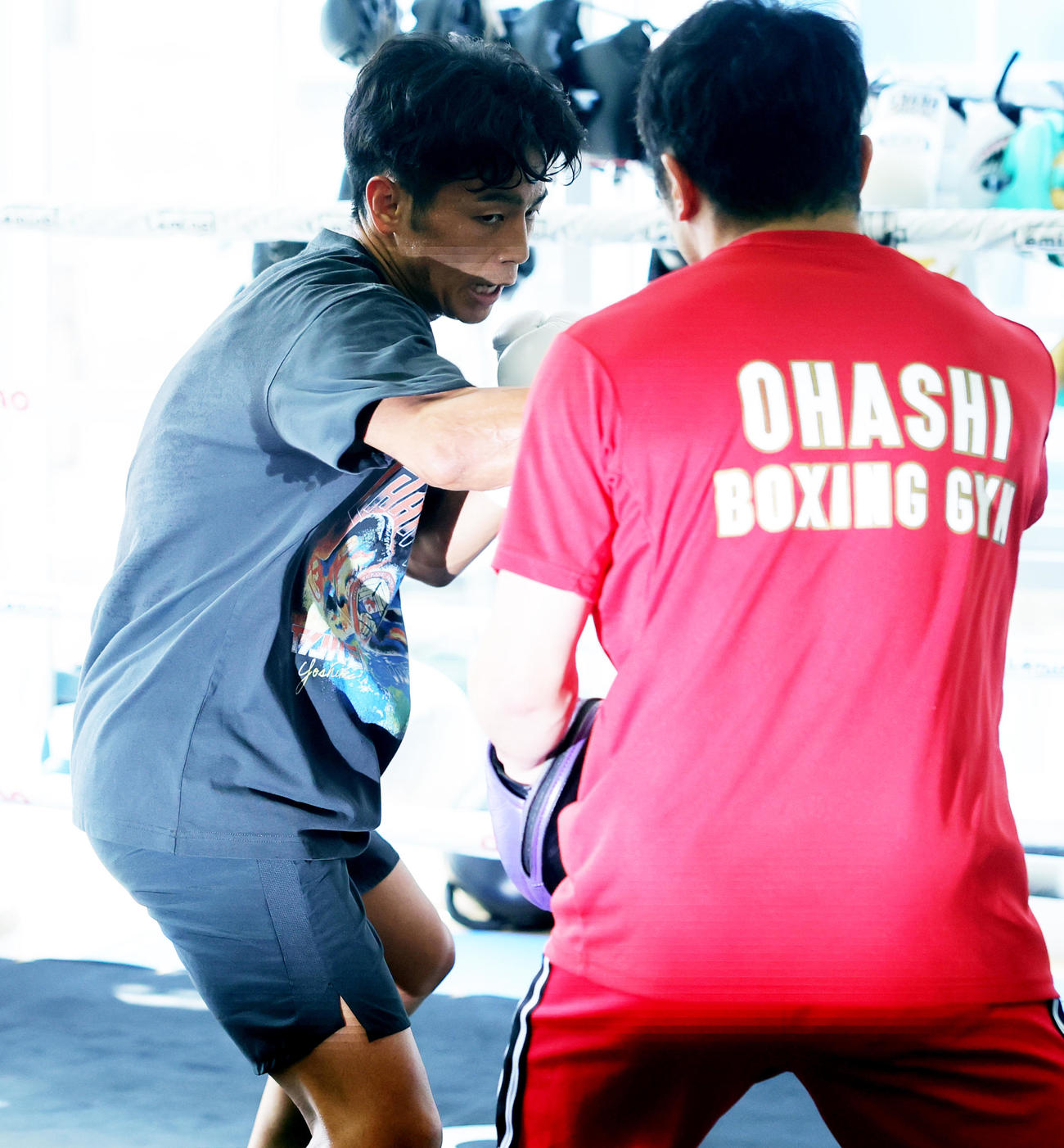 練習を公開したWBO世界バンタム級王者の武居。右は八重樫トレーナー（撮影・野上伸悟）