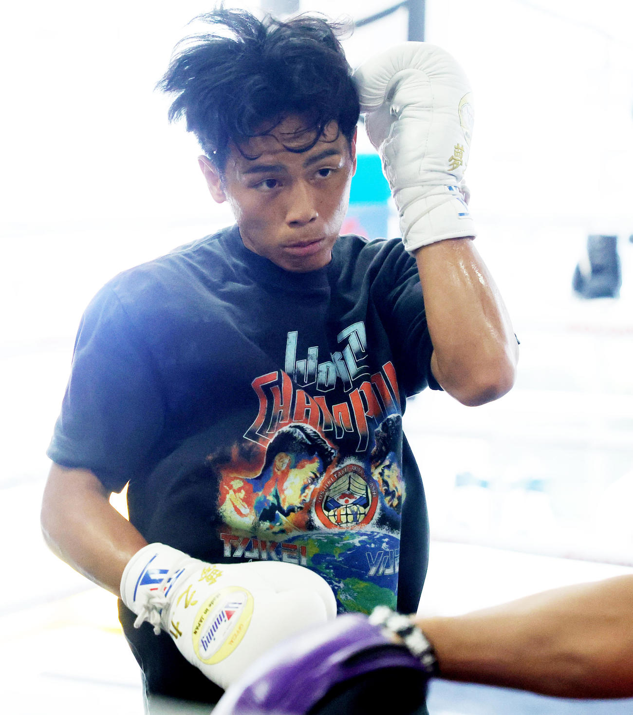 練習を公開したWBO世界バンタム級王者の武居（撮影・野上伸悟）