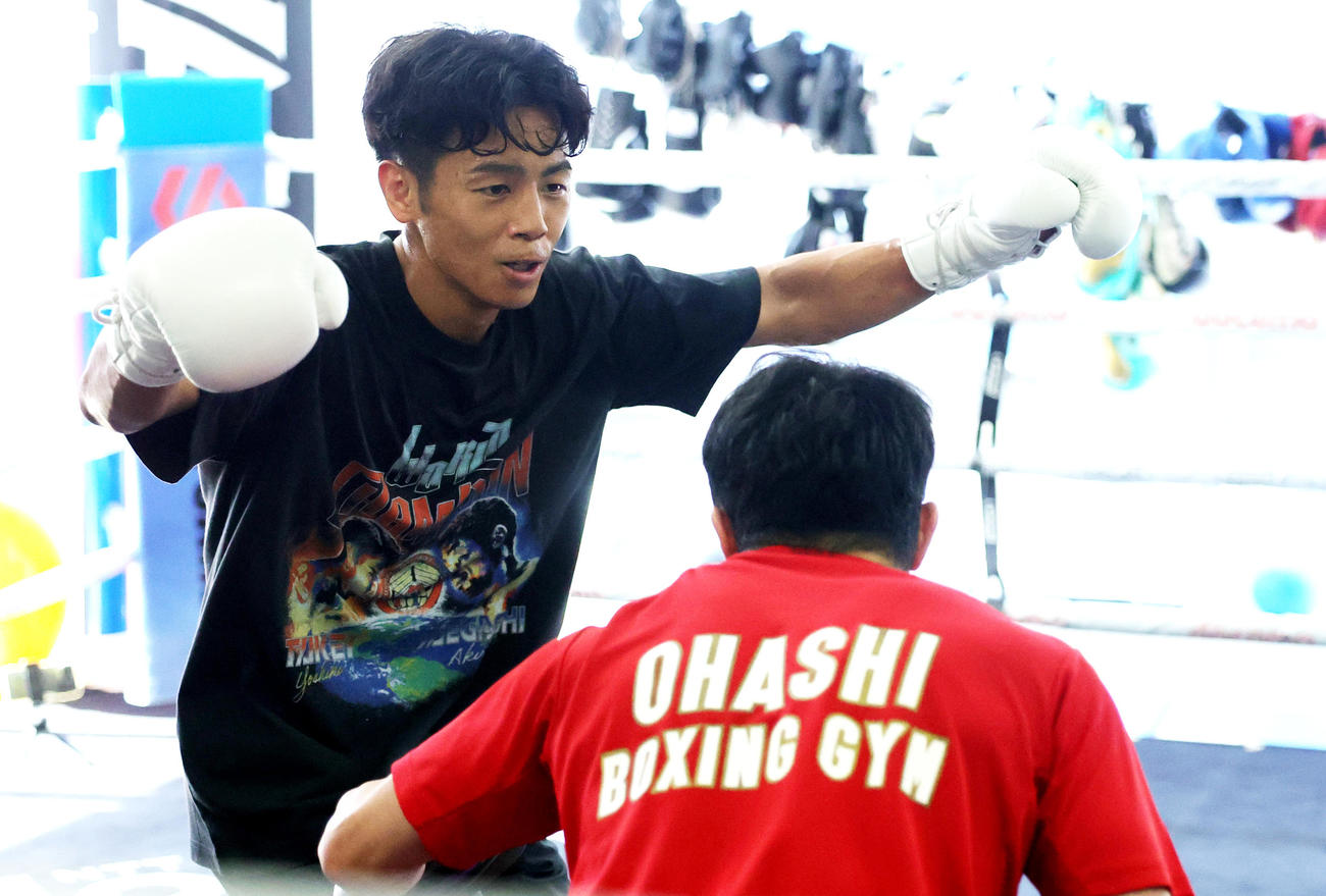 練習を公開したWBO世界バンタム級王者の武居。右は八重樫トレーナー（撮影・野上伸悟）