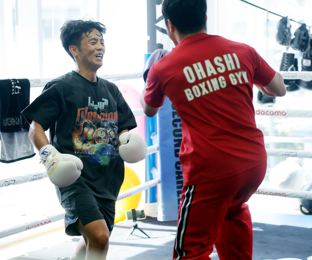 練習を公開したWBO世界バンタム級王者の武居。右は八重樫トレーナー（撮影・野上伸悟）