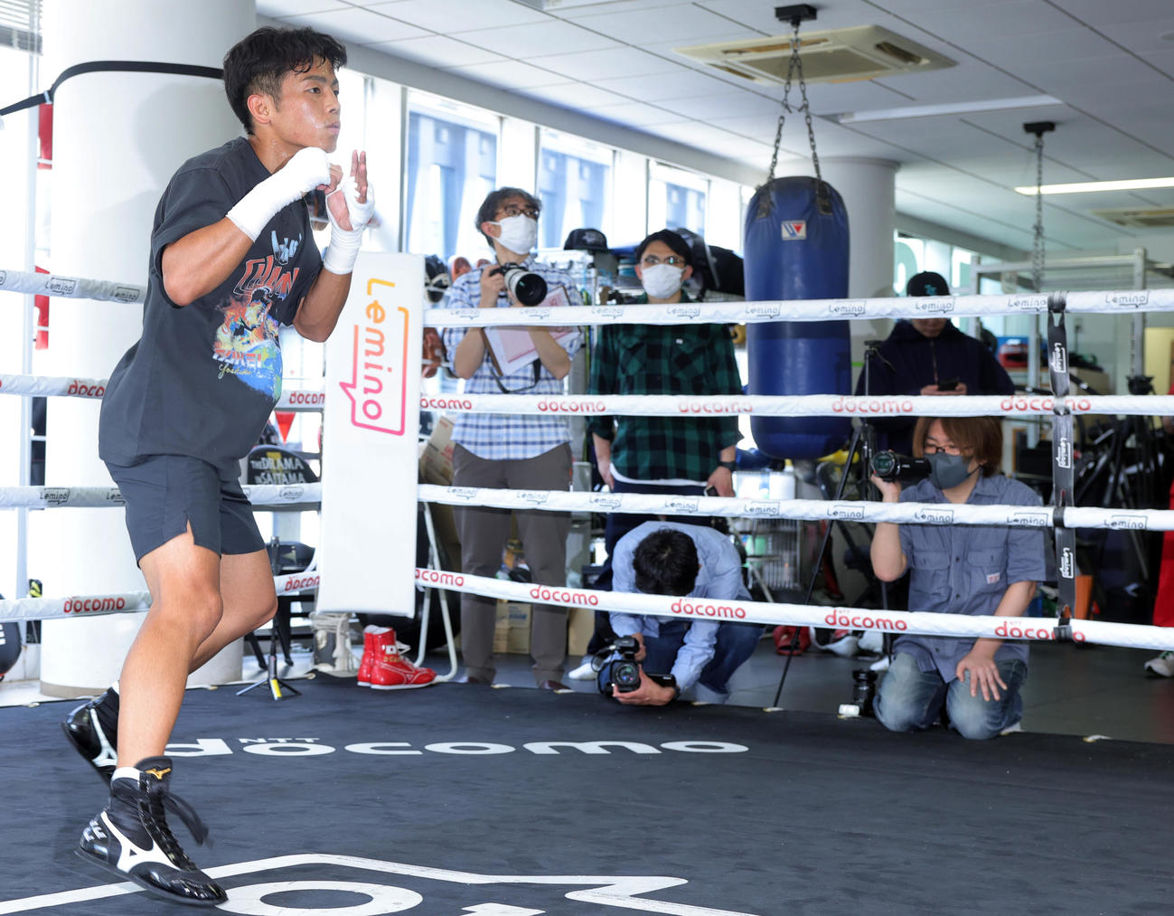 練習を公開したWBO世界バンタム級王者の武居（撮影・野上伸悟）