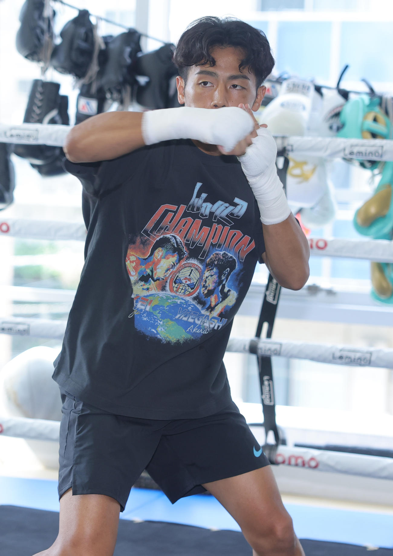 練習を公開したWBO世界バンタム級王者の武居（撮影・野上伸悟）