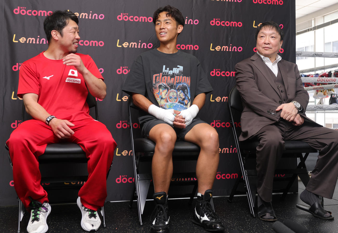 公開練習を前に会見を行った、左から八重樫トレーナー、WBO世界バンタム級王者の武居、大橋ジムの大橋会長（撮影・野上伸悟）