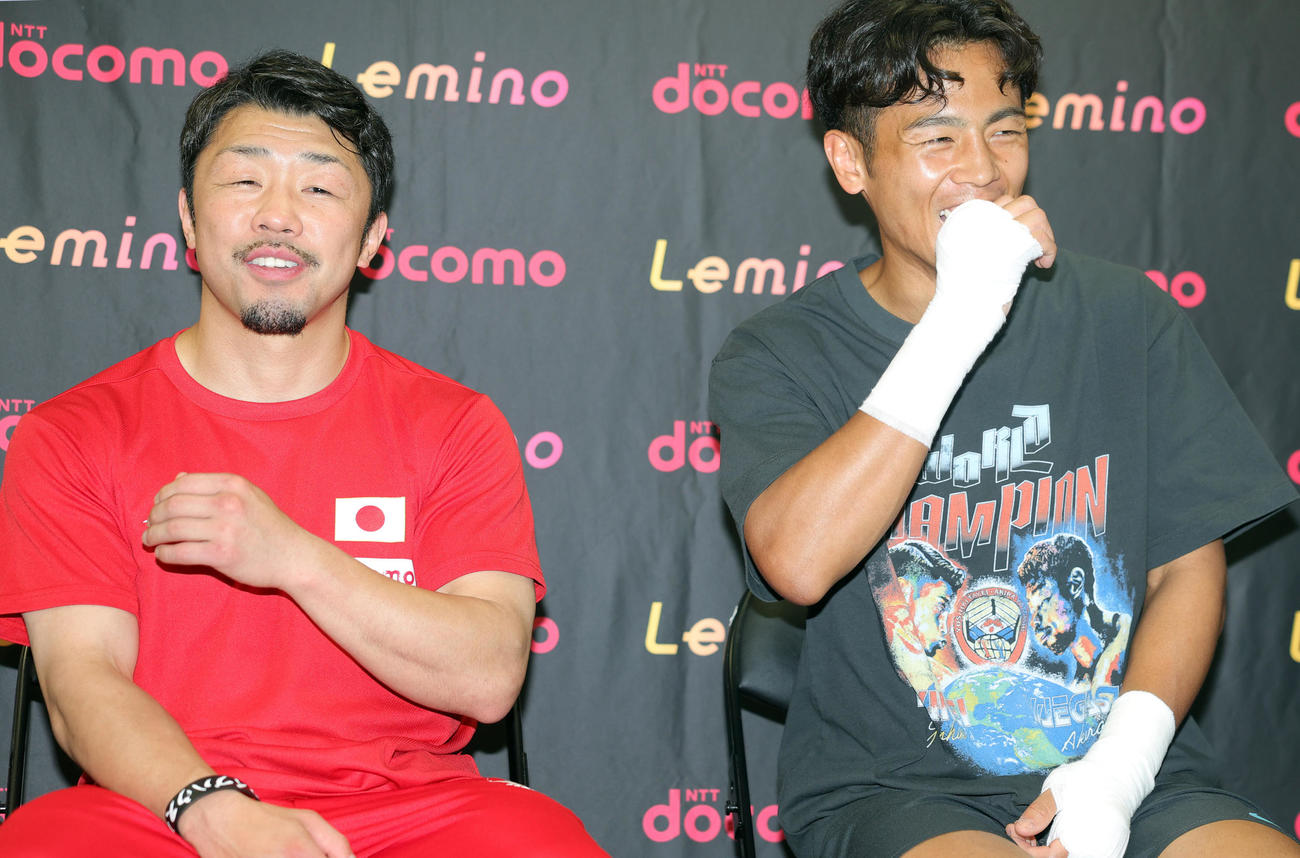 公開練習を前に会見を行った、左から八重樫トレーナー、WBO世界バンタム級王者の武居（撮影・野上伸悟）
