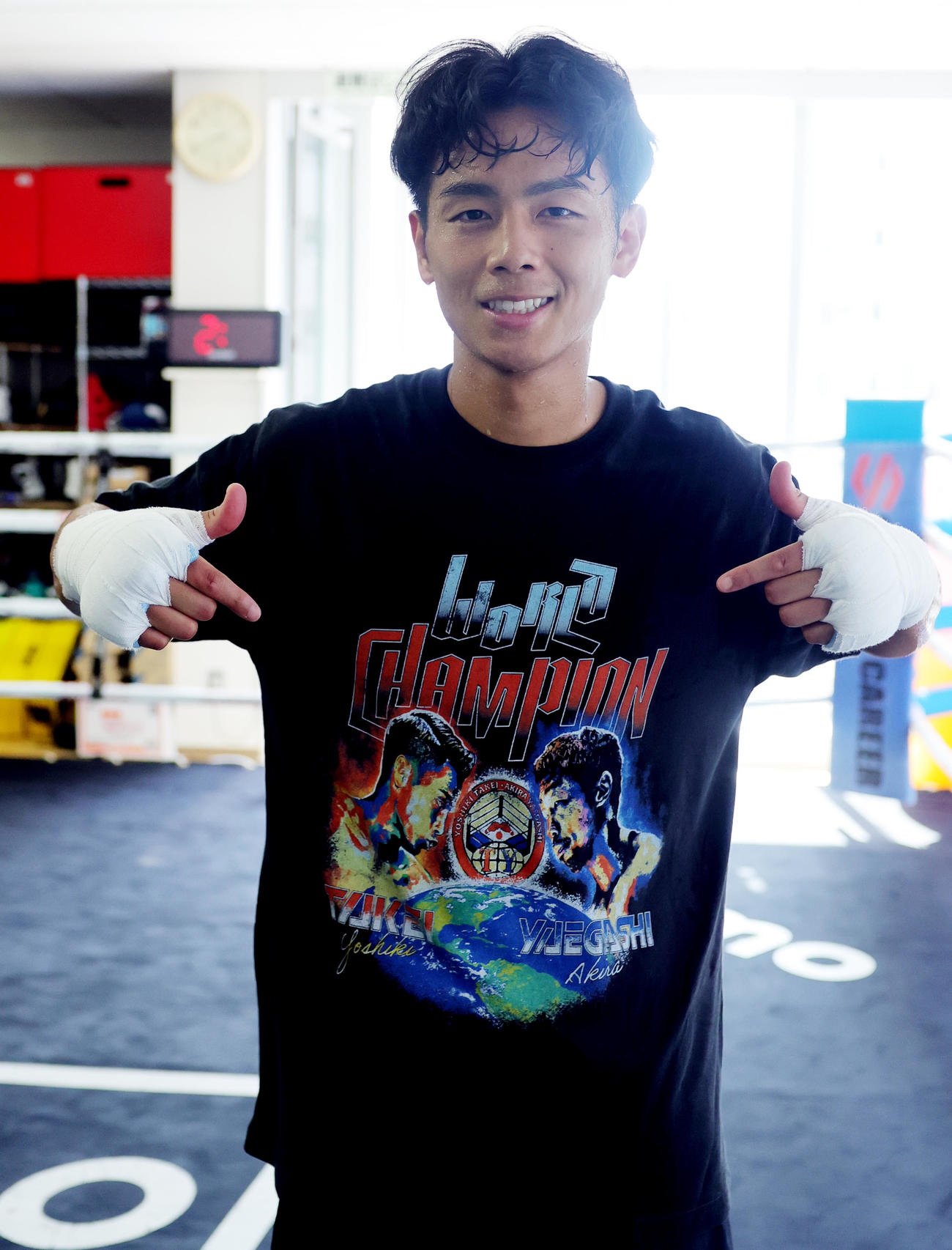 練習を公開したWBO世界バンタム級王者の武居は、自らと八重樫トレーナーがデザインされたTシャツを着用（撮影・野上伸悟）