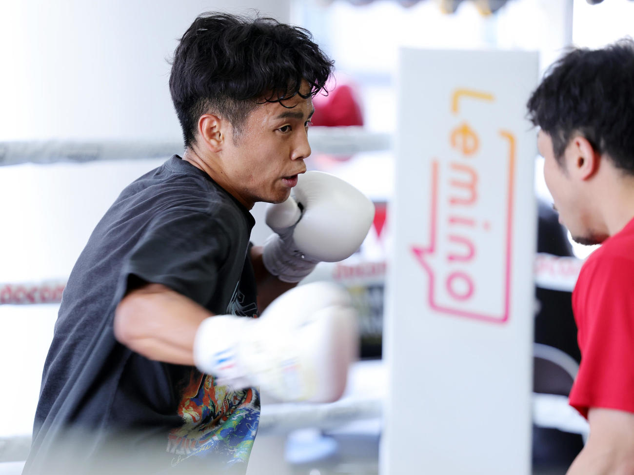 練習を公開したWBO世界バンタム級王者の武居。右は八重樫トレーナー（撮影・野上伸悟）