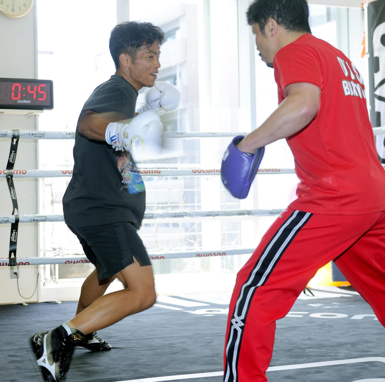 練習を公開したWBO世界バンタム級王者の武居。右は八重樫トレーナー（撮影・野上伸悟）