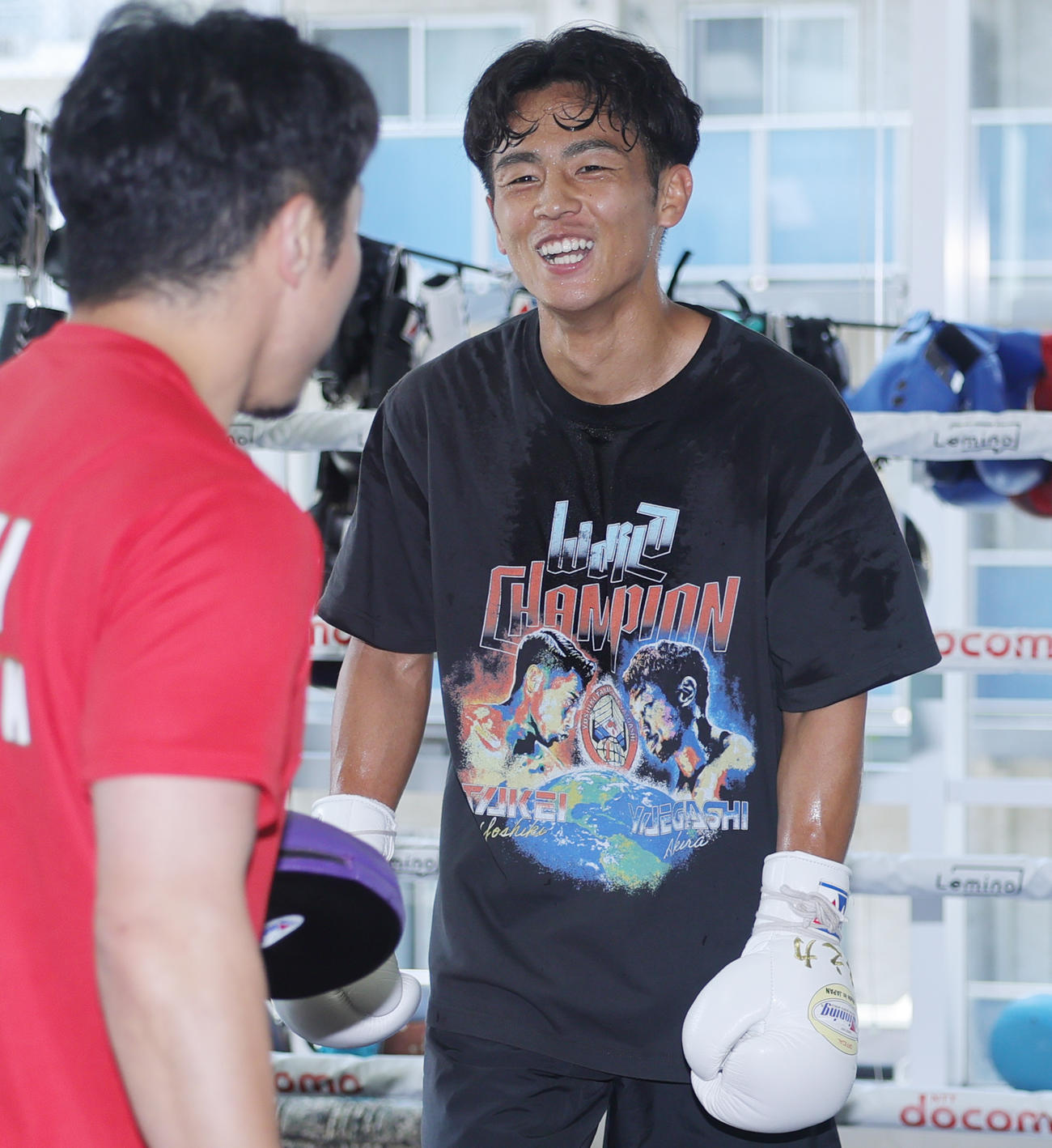 公開練習で笑顔を見せるWBO世界バンタム級王者の武居（撮影・野上伸悟）