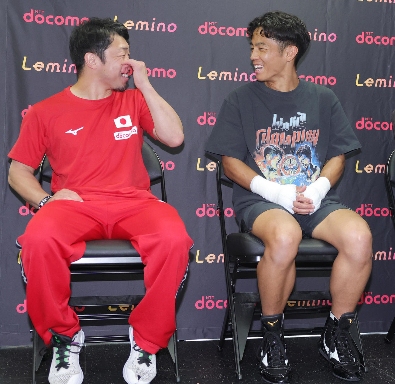 公開練習を前に会見を行った、左から八重樫トレーナー、WBO世界バンタム級王者の武居（撮影・野上伸悟）
