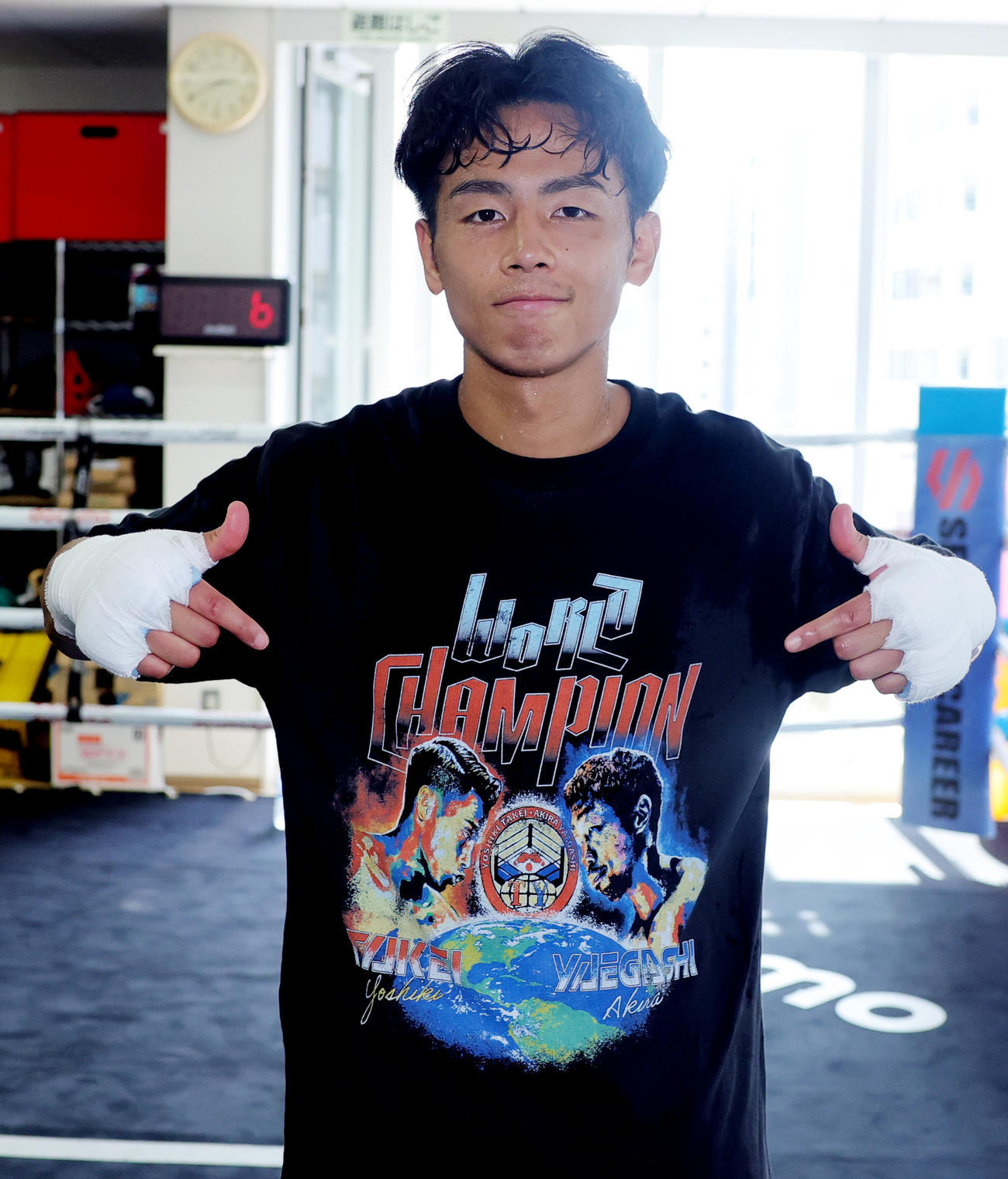 練習を公開したWBO世界バンタム級王者の武居は、自らと八重樫トレーナーがデザインされたTシャツを着用（撮影・野上伸悟）