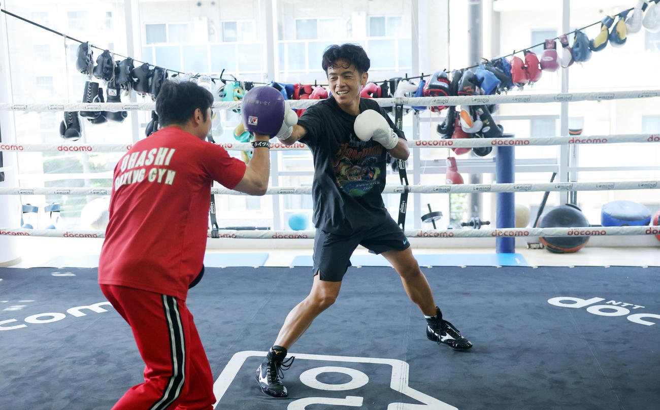 練習を公開したWBO世界バンタム級王者の武居。左は八重樫トレーナー（撮影・野上伸悟）