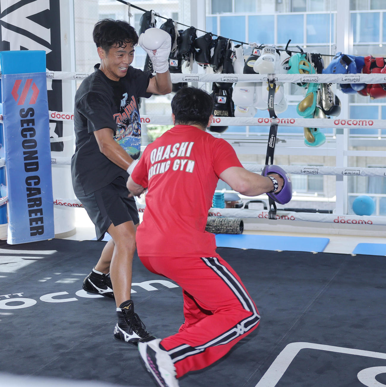 練習を公開したWBO世界バンタム級王者の武居。右は八重樫トレーナー（撮影・野上伸悟）