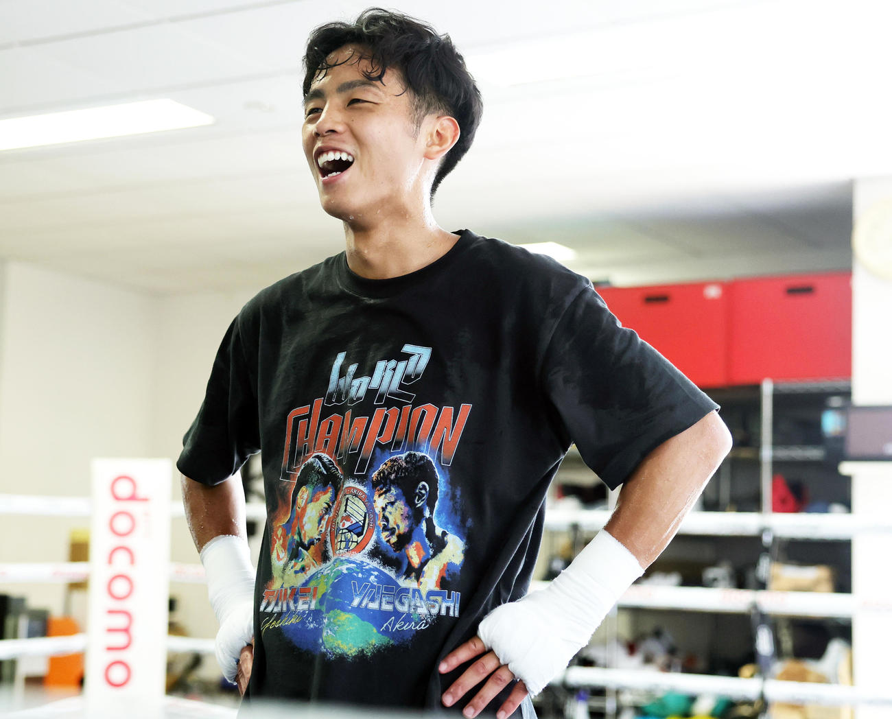 練習を公開したWBO世界バンタム級王者の武居は、自らと八重樫トレーナーがデザインされたTシャツを着用（撮影・野上伸悟）