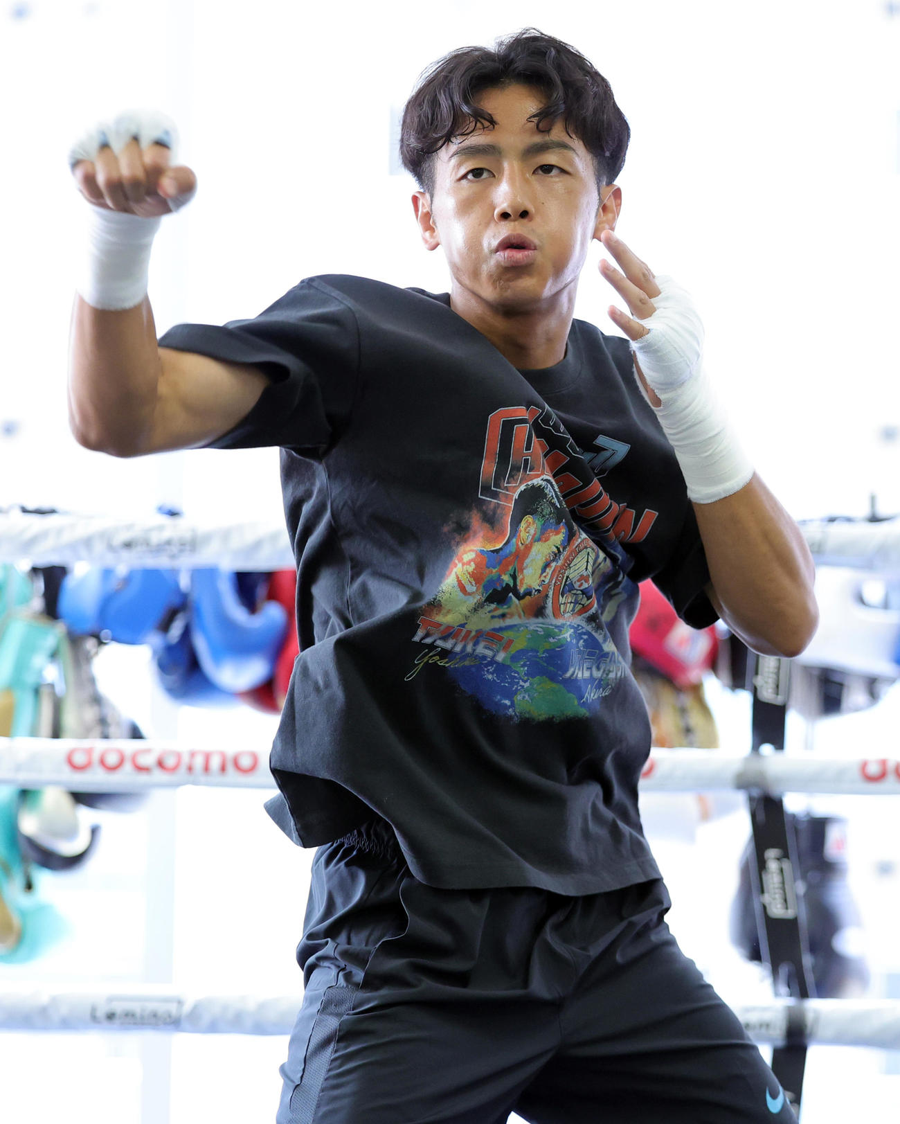 練習を公開したWBO世界バンタム級王者の武居（撮影・野上伸悟）