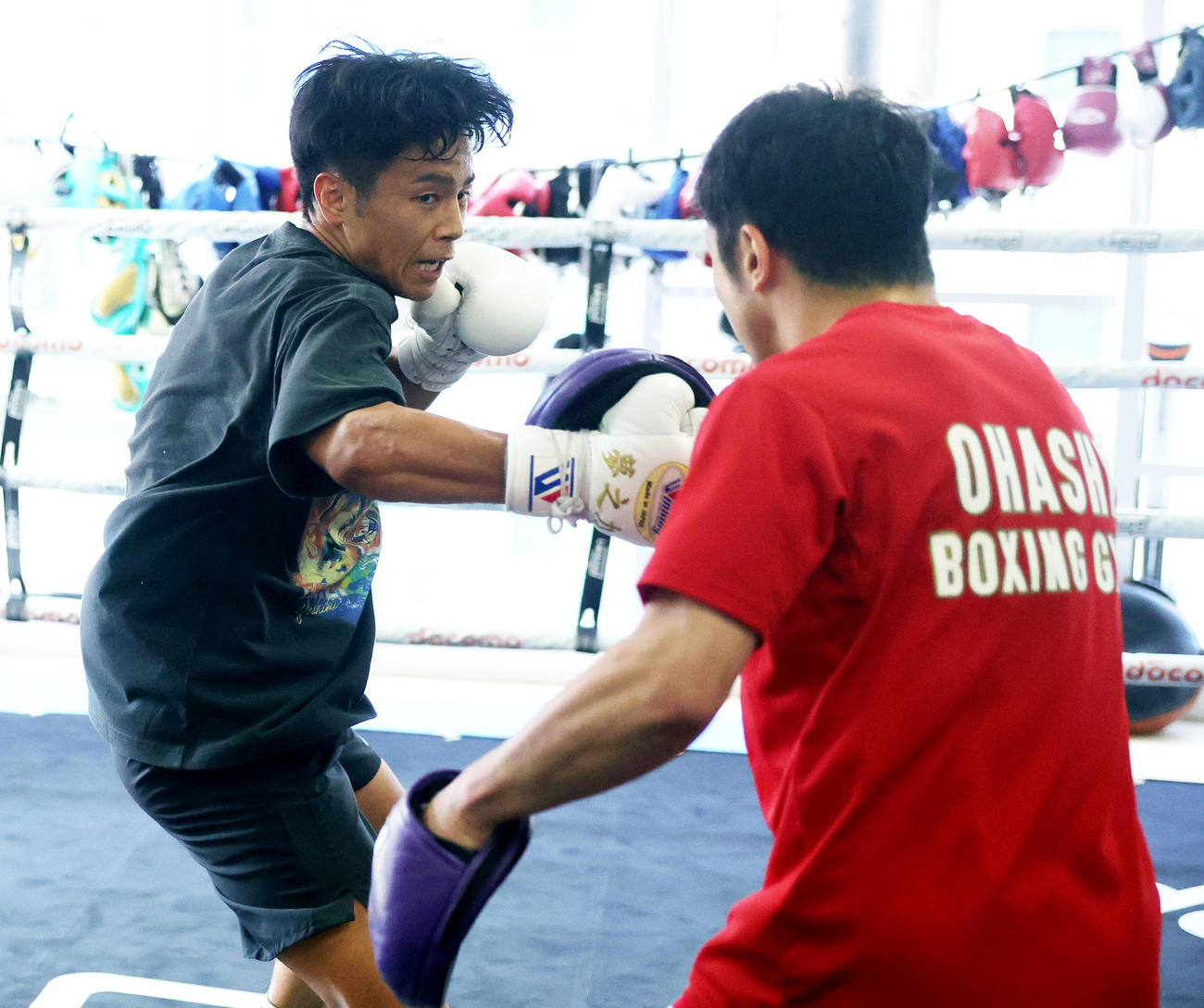 練習を公開したWBO世界バンタム級王者の武居。右は八重樫トレーナー（撮影・野上伸悟）