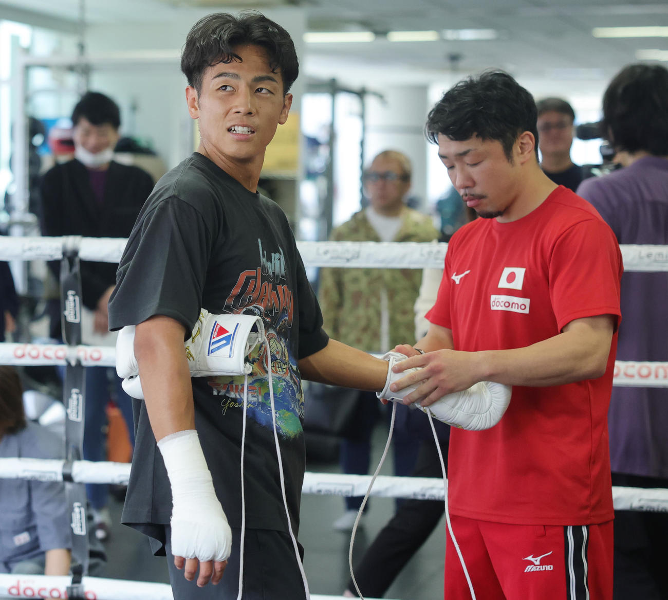 練習を公開したWBO世界バンタム級王者の武居。右は八重樫トレーナー（撮影・野上伸悟）