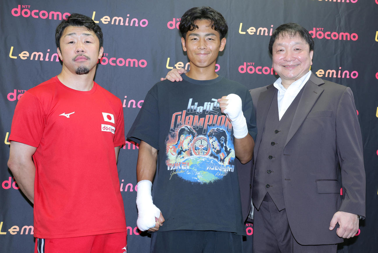 公開練習を前に会見を行った、左から八重樫トレーナー、WBO世界バンタム級王者の武居、大橋ジムの大橋会長（撮影・野上伸悟）