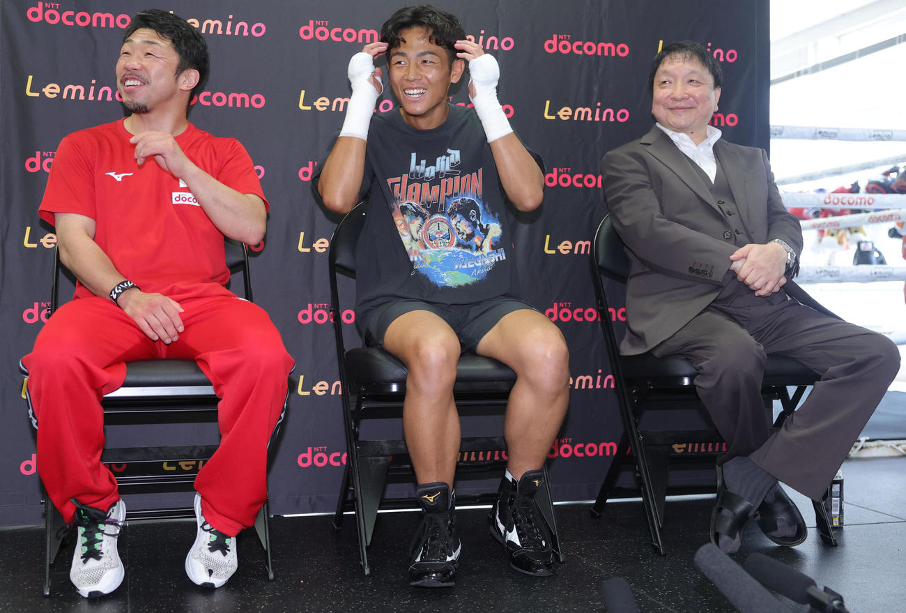 公開練習を前に会見を行った、左から八重樫トレーナー、WBO世界バンタム級王者の武居、大橋ジムの大橋会長（撮影・野上伸悟）