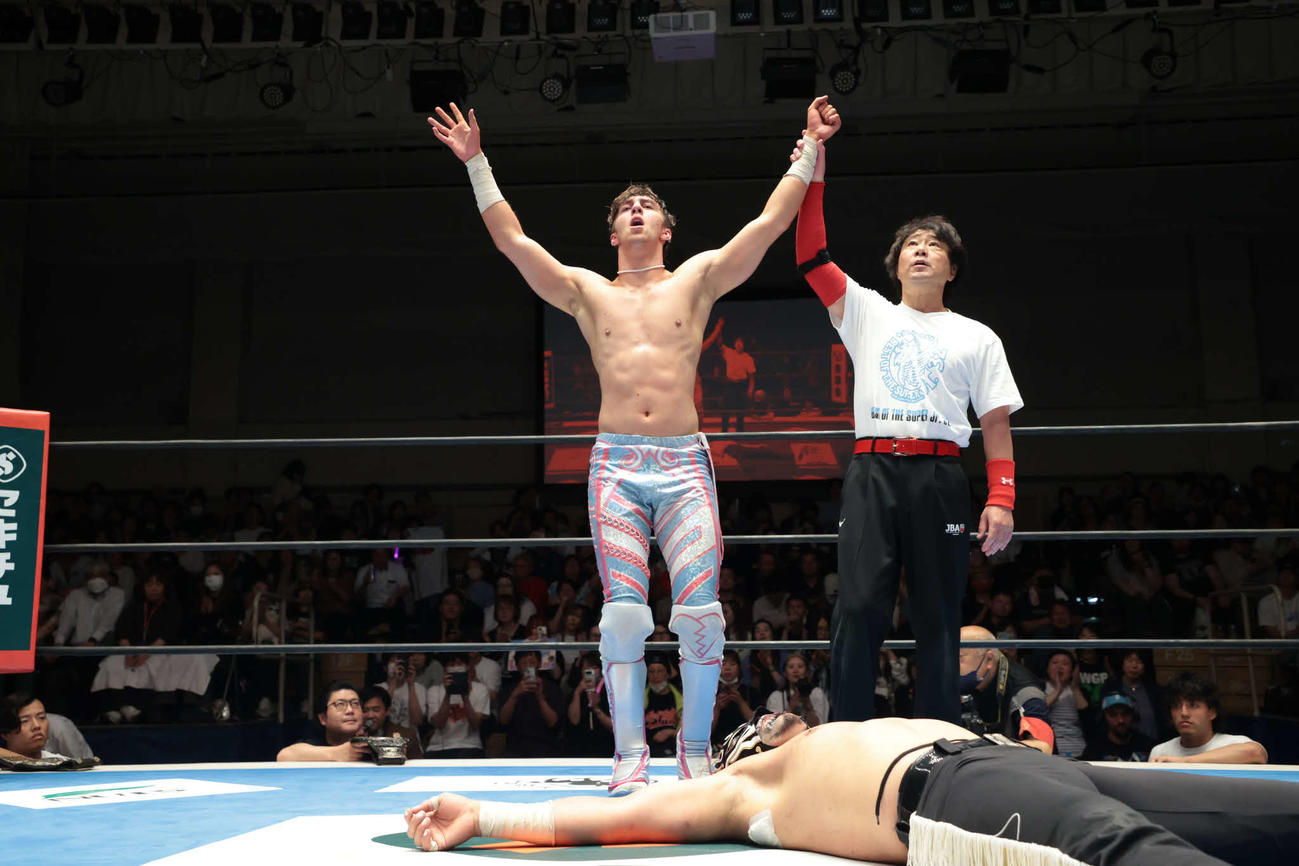 初出場のニック・ウェインが連覇を狙うデスペラードに勝利した（C）新日本プロレス