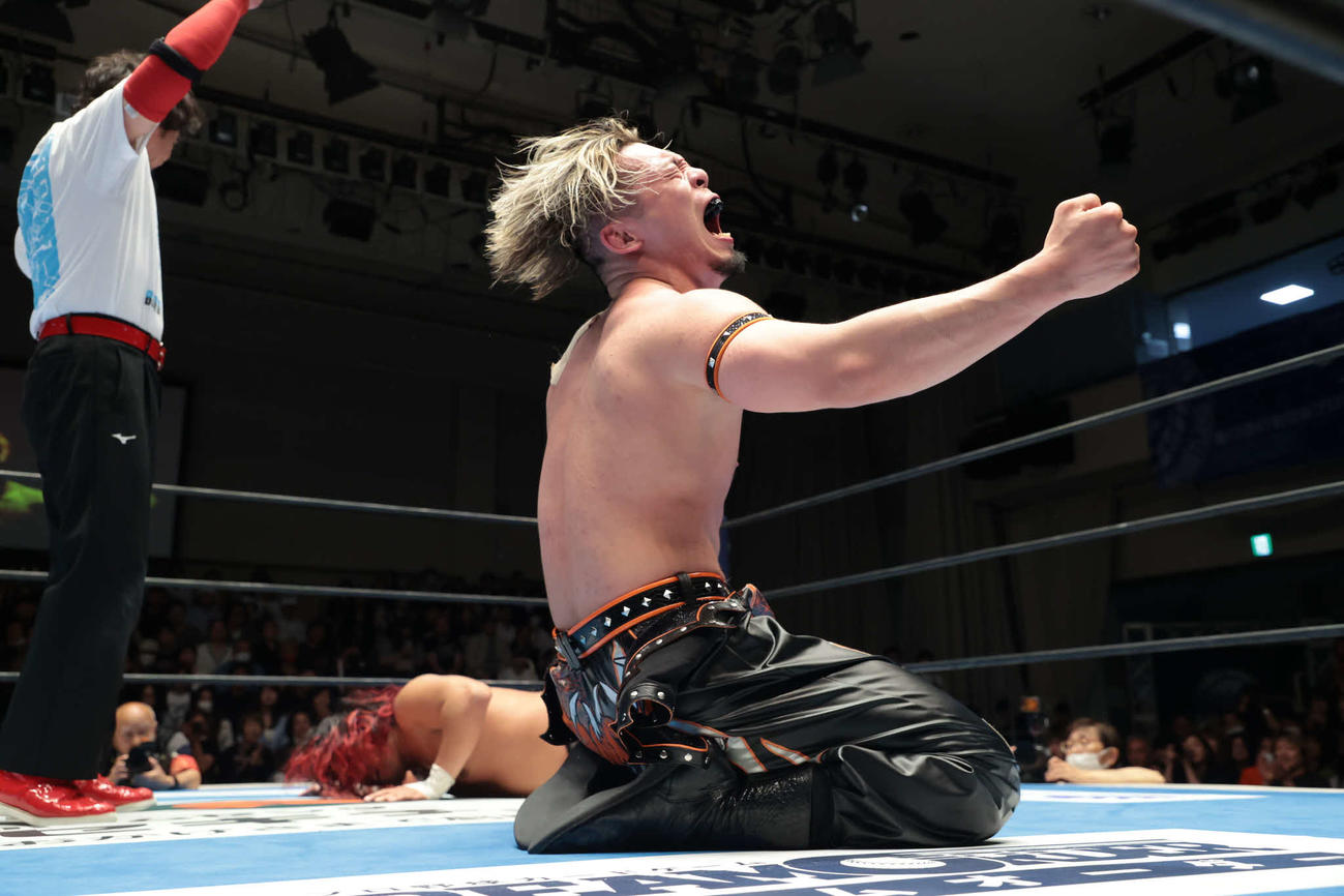 高橋ヒロム（奥）を倒して絶叫する藤田晃生（C）新日本プロレス