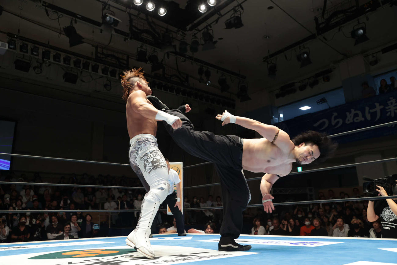 石森太二にキックを見舞うMAO（右）（C）新日本プロレス