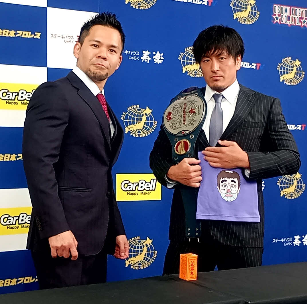 世界ジュニアヘビー級王座戦で戦う王者MUSASHI（右）と挑戦者・吉岡世起