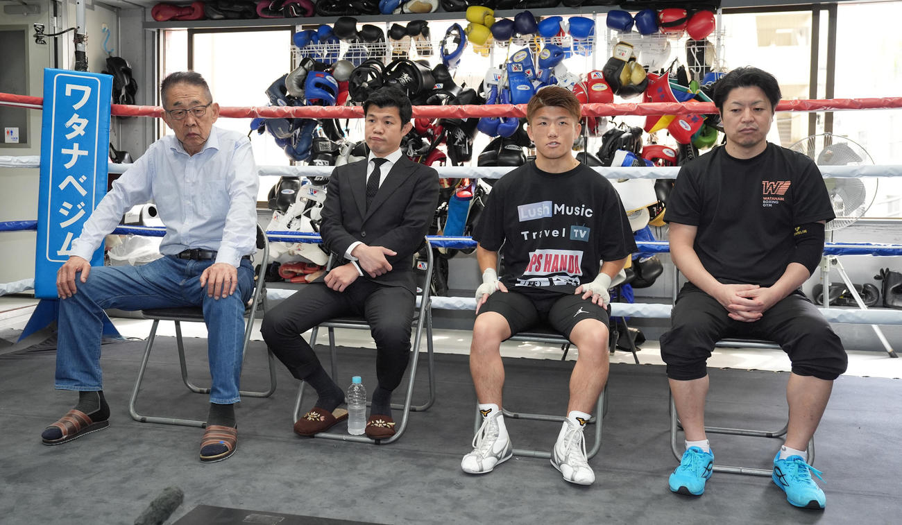 公開練習前の会見に臨む重岡銀（右から2人目）。左から渡辺会長、亀田興毅氏、1人おいて町田トレーナー（撮影・鈴木みどり）