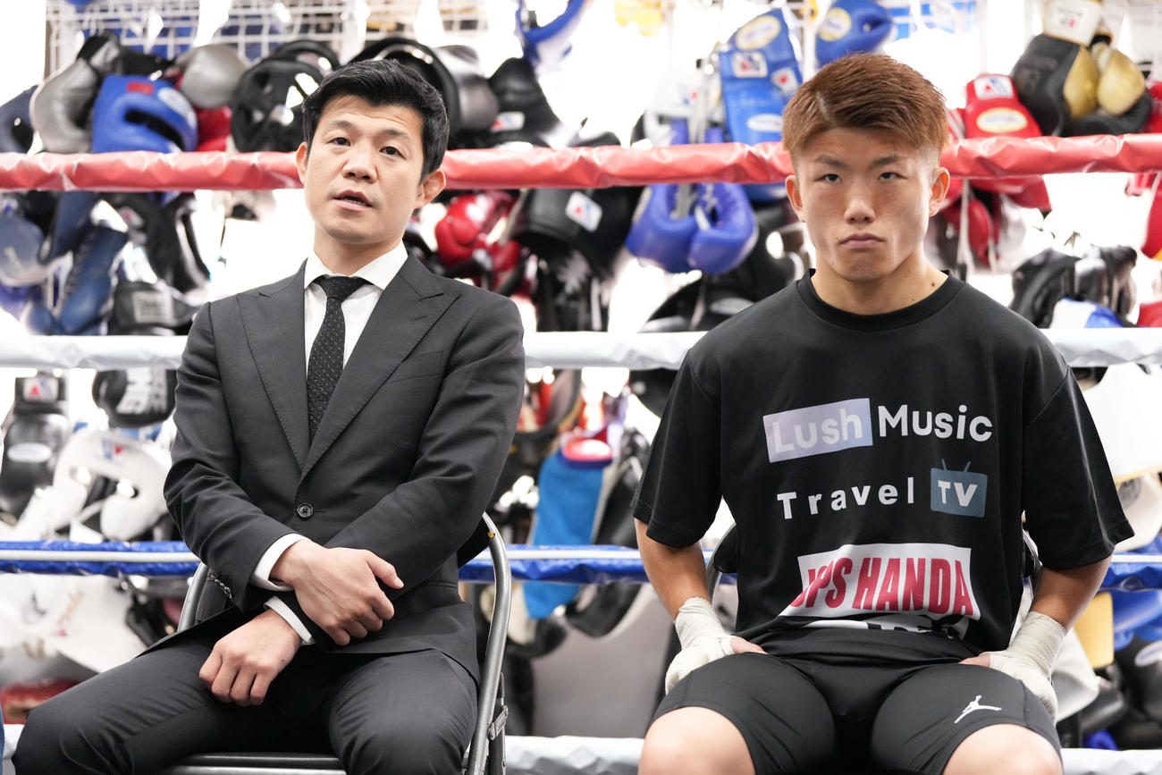 取材に応じる亀田興毅氏（左）と重岡銀（撮影・鈴木みどり）
