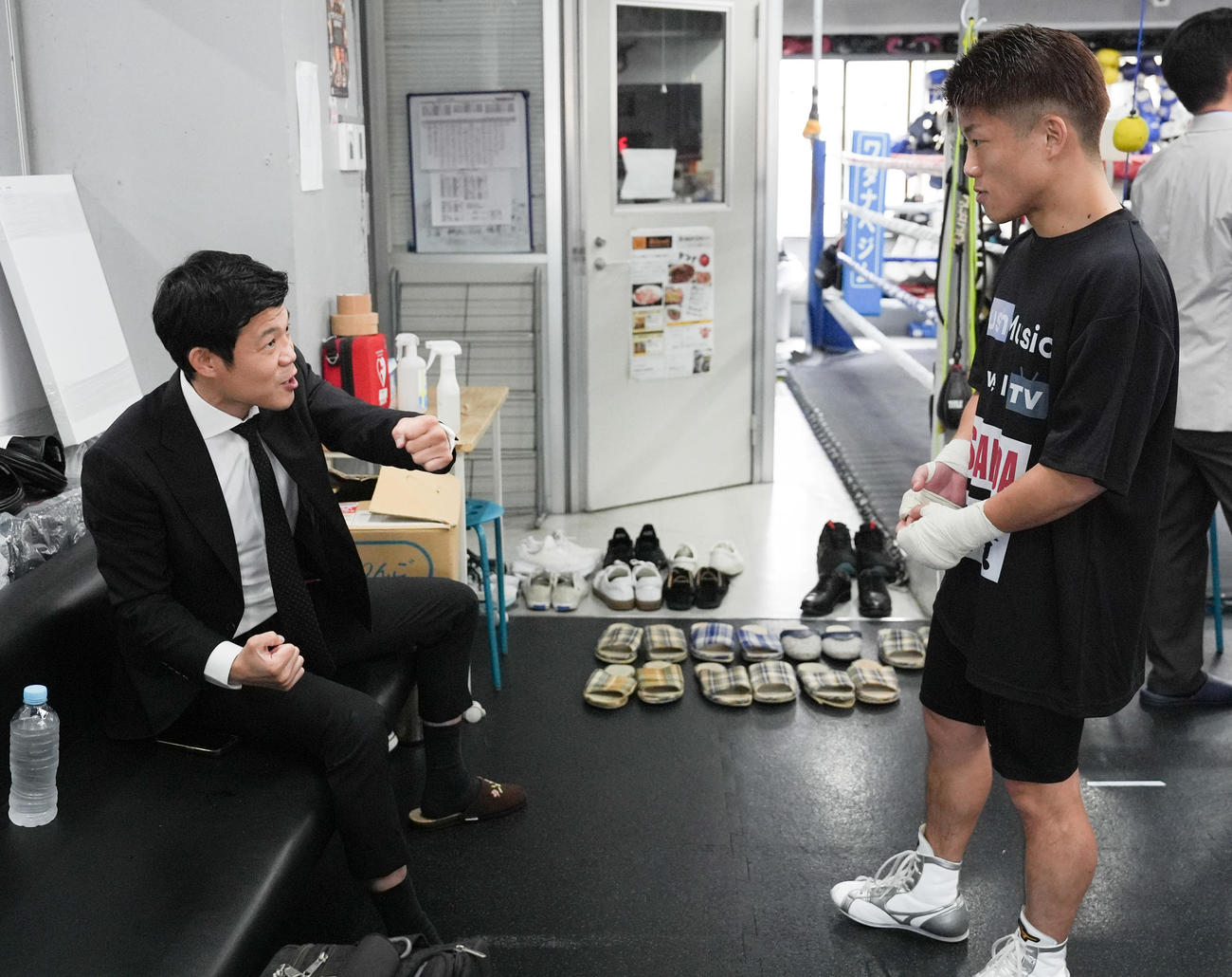 公開練習前の重岡銀（右）に声をかける亀田興毅氏（撮影・鈴木みどり）
