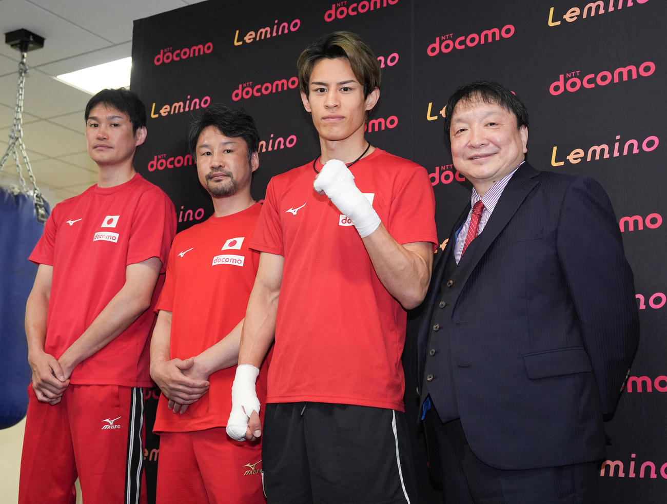 会見を終えフォトセッションでポーズを取る力石（左から3人目）。左から鈴木コーチ、岡田コーチ、1人おいて大橋会長（撮影・鈴木みどり）