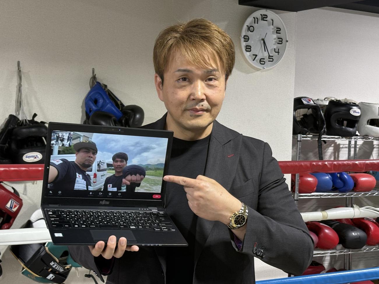 会見に出席した本石昌也会長とオンライン参加したタノンサック・シムシー