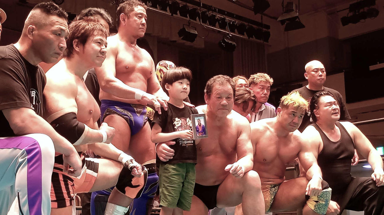 ドラディション後楽園大会終了後、西村修さんの愛息・繭くん（中央左）を藤波辰爾（中央右）らが囲んで記念撮影をおこなった