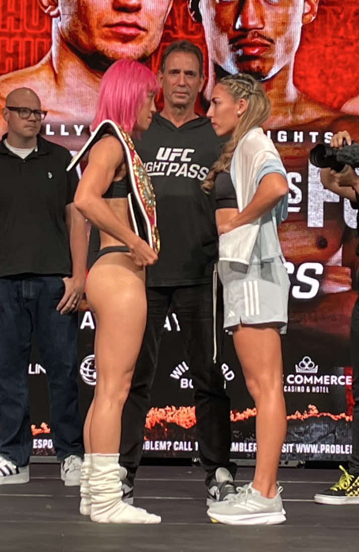 4度目防衛戦の計量クリアし、挑戦者カーラ・アイレン・メリノ（右）とフェースオフするWBO女子世界スーパーフライ級王者昼田瑞希（三迫ジム提供）