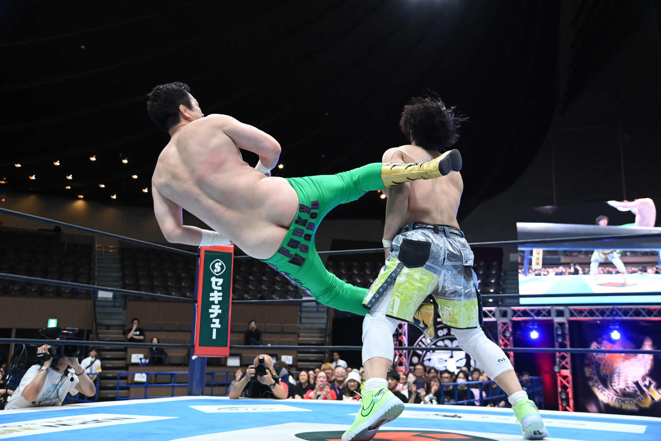 お尻丸出しでYOHにキックを放つ田口隆祐（C）新日本プロレス