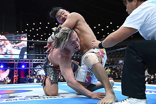 グラウンドで関節を取り合うKUSHIDA（右）と藤田晃生（C）新日本プロレス