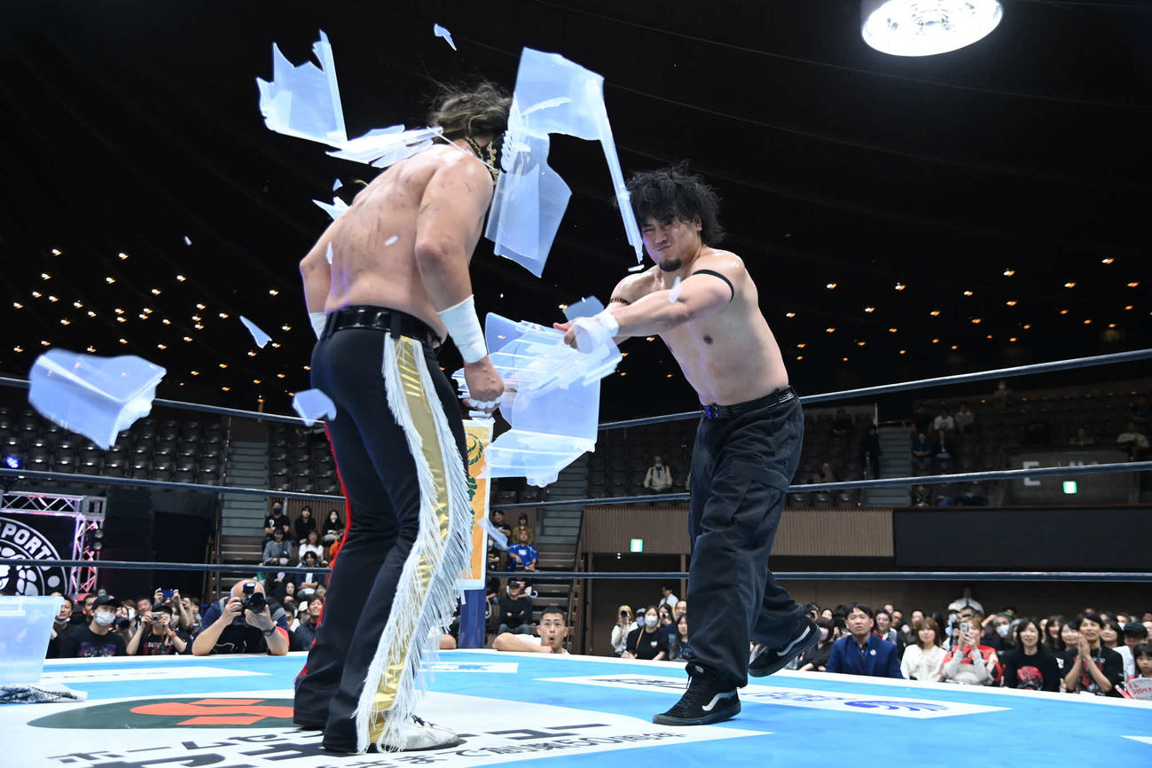プラスチックの衣装ケースをデスペラードの頭にたたきつけるMAO（右）（C）新日本プロレス