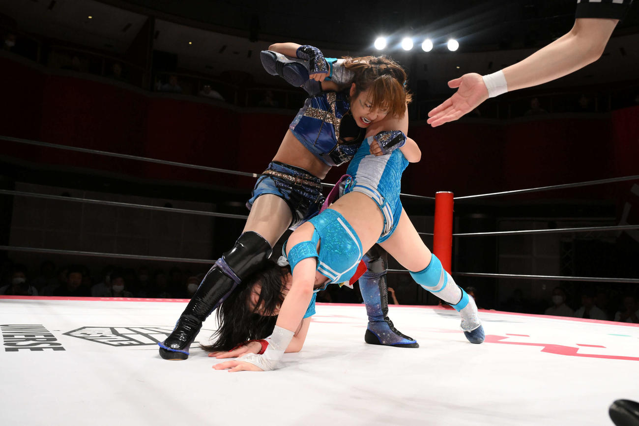 長谷川美子がマフラーホールドで風城ハル（右）からタップを奪った