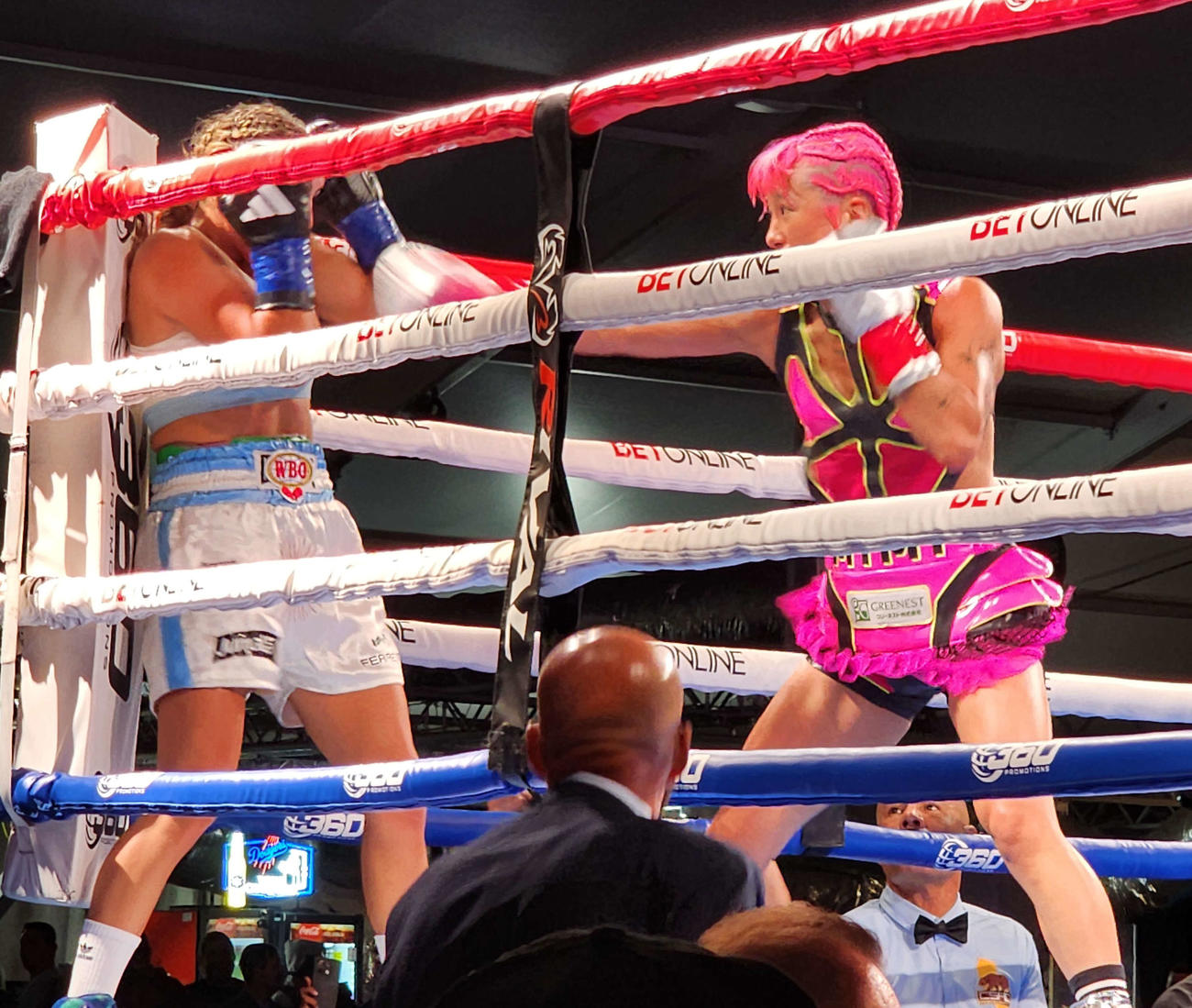 挑戦者カーラ・アイレン・メリノ（左）をコーナーに追い詰めるWBO女子世界スーパーフライ級王者昼田瑞希（三迫ジム提供）