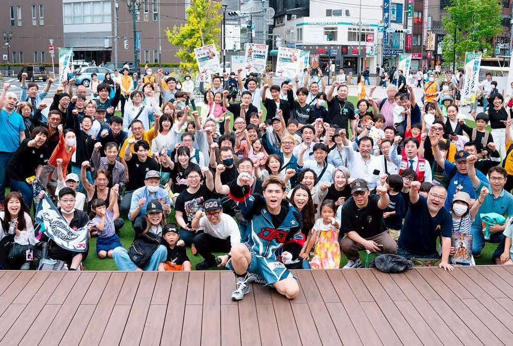 地元の東京・八王子市でイベントに参加したWBO世界ウエルター級2位佐々木尽（中央手前）（八王子中屋ジム提供）