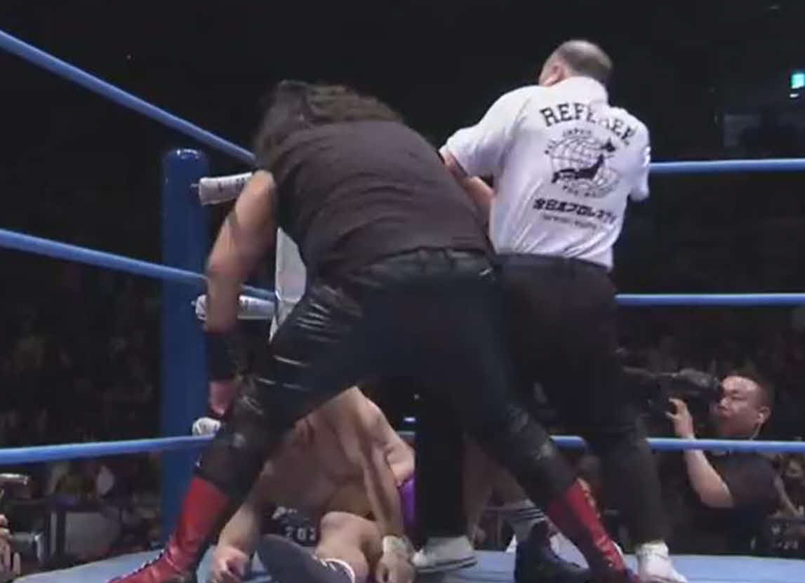 斉藤レイ（手前）の張り手で鈴木秀樹がダウン、KO負けした（全日本プロレスTVから）