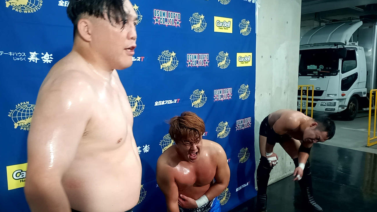 北斗軍にキレた（左から）佐藤光留、青柳優馬、阿部史典