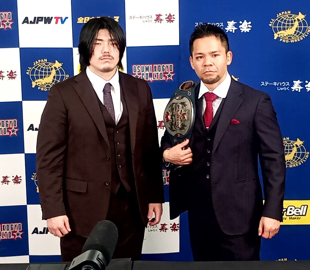 世界ジュニアヘビー級王座戦で戦う王者吉岡世起（右）と挑戦者田村男児