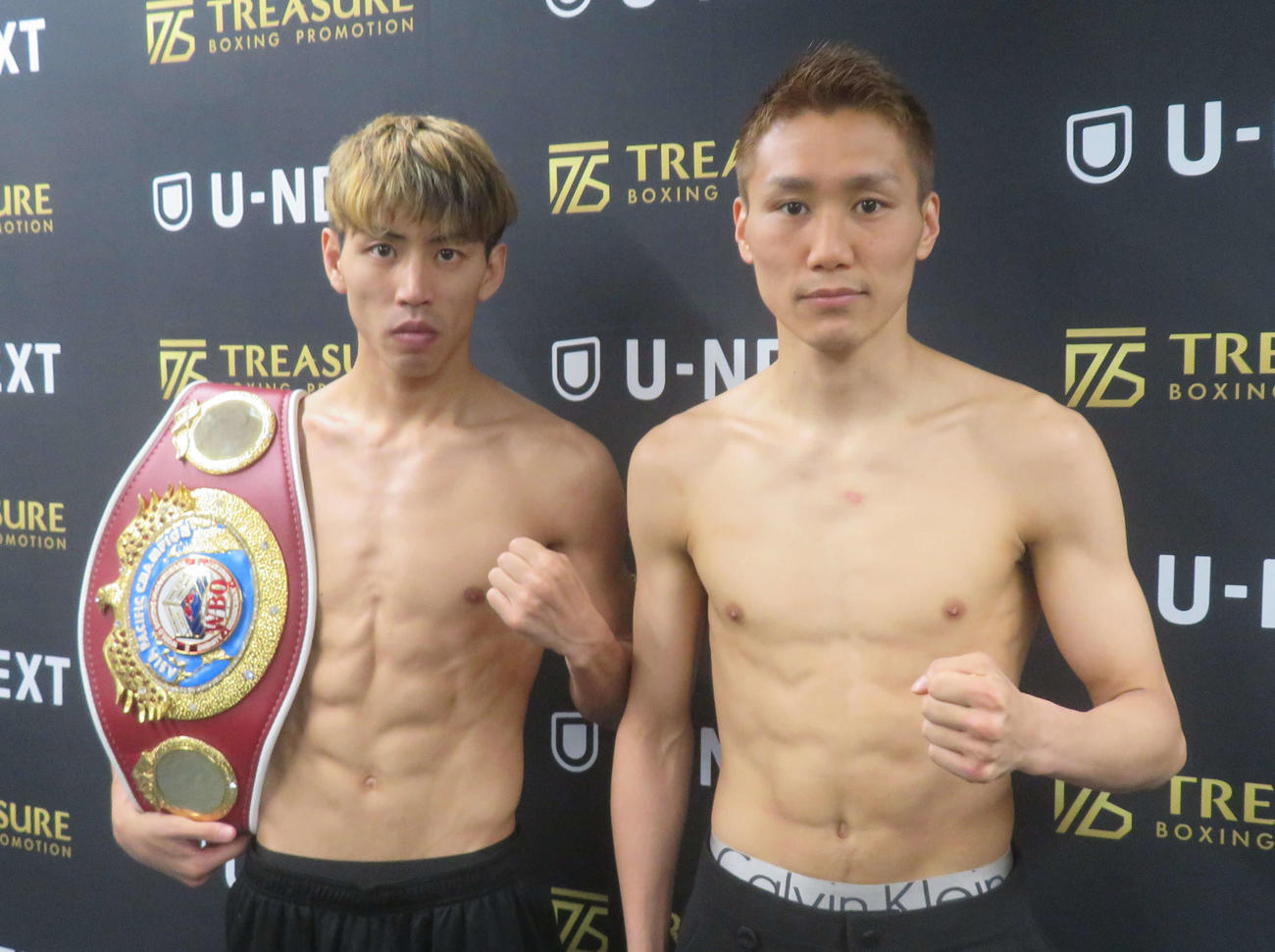 計量クリアしたWBOアジア・パシフィック・スーパーバンタム級王者村田昴（左）と同級8位の元IBF世界同級王者小国以載