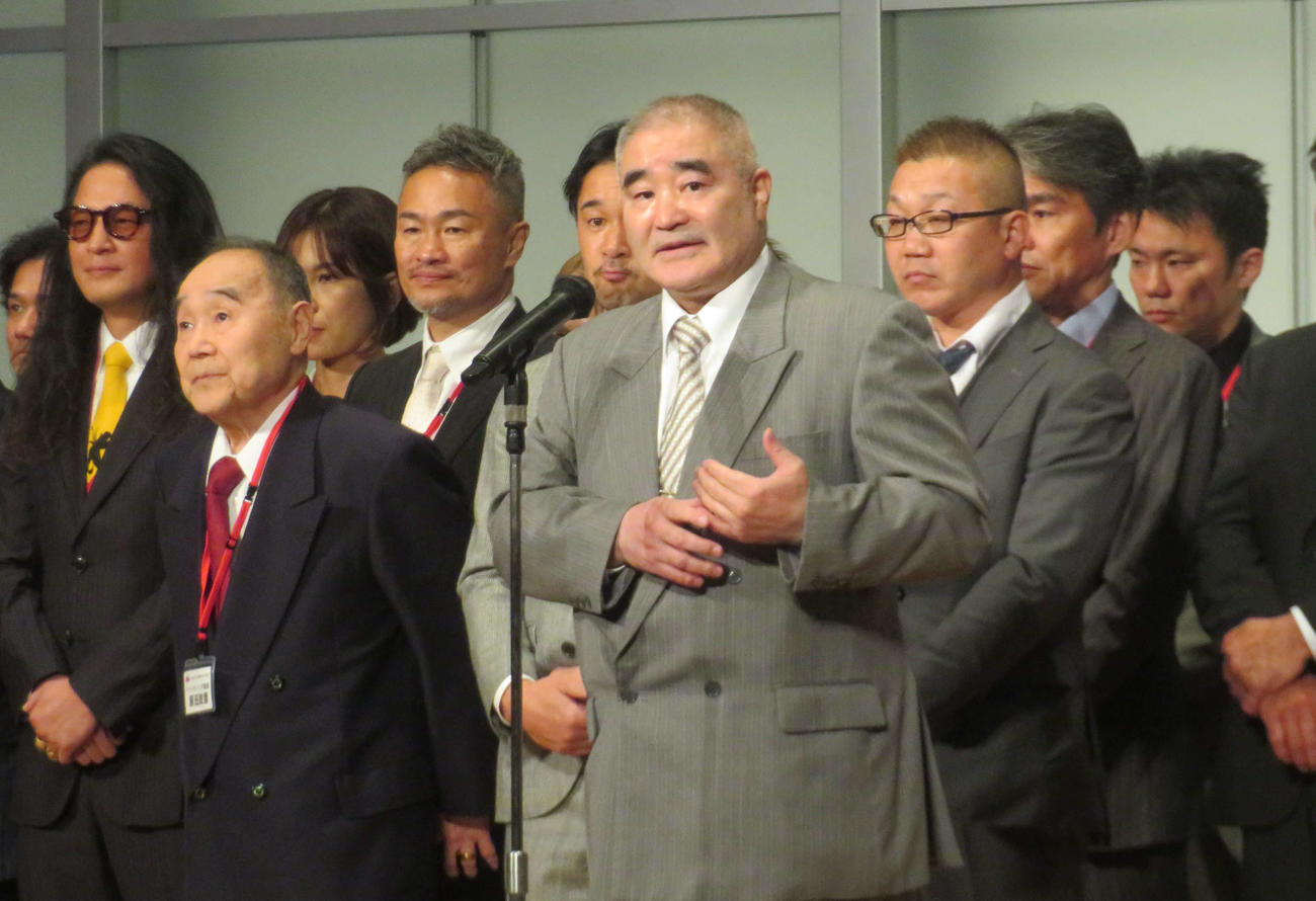 あいさつする世界チャンピオン会の元WBC世界スーパーフライ級王者浜田剛史会長（中央）