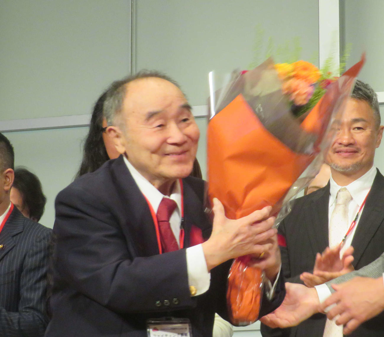 世界チャンピオン会から特別表彰を受ける元世界2階級制覇王者のファイティング原田氏