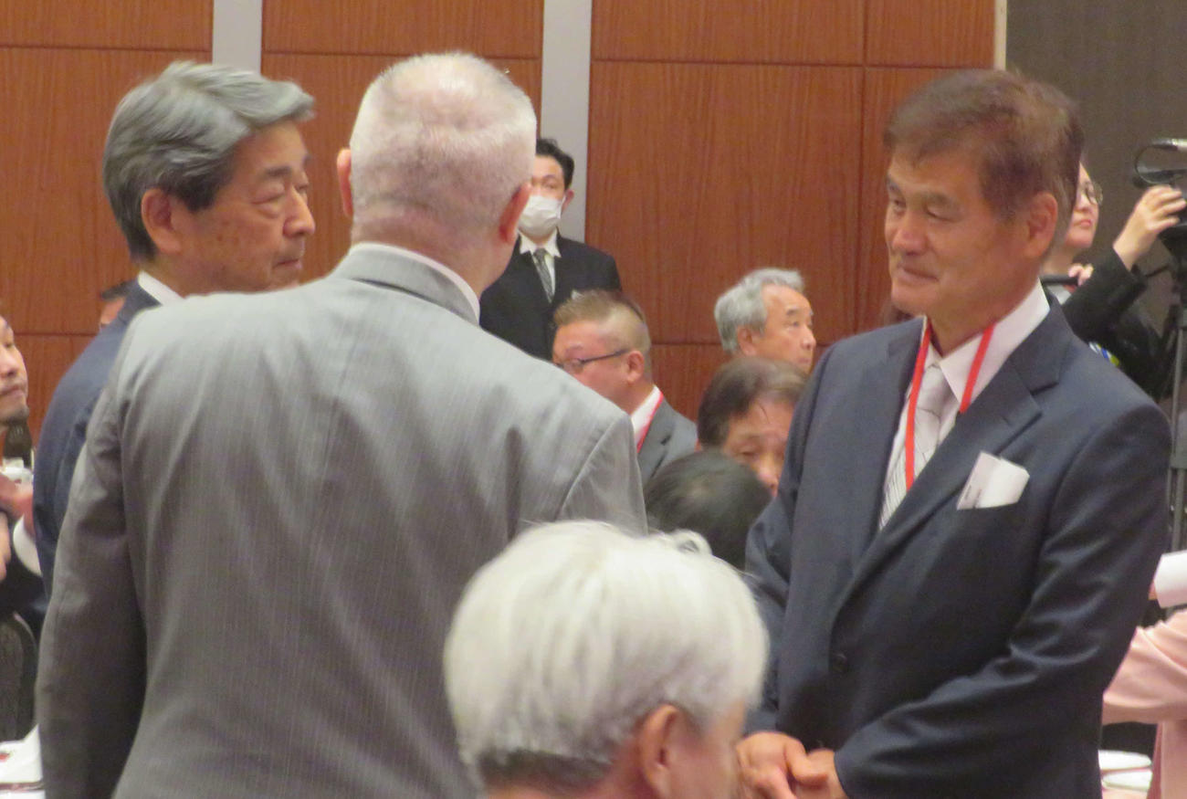 日本ボクシングコミッションの萩原実コミッショナー（左端）と談笑する日本人初のIBF王者新垣論（右端）。中央は浜田剛史氏