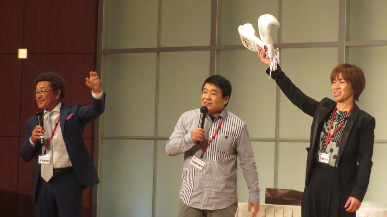 井上尚弥サイン入りグローブをオークションにかける元世界王者の具志堅用高氏（左端）、渡嘉敷勝男氏（中央）、江畑佳代子子氏
